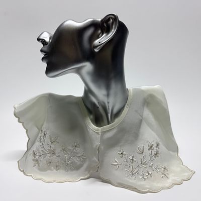 Воротник с вышивкой люрексом. СССР, 1970-е гг. Шёлк. 
Ширина – 20 см. 
№ 6 ВА