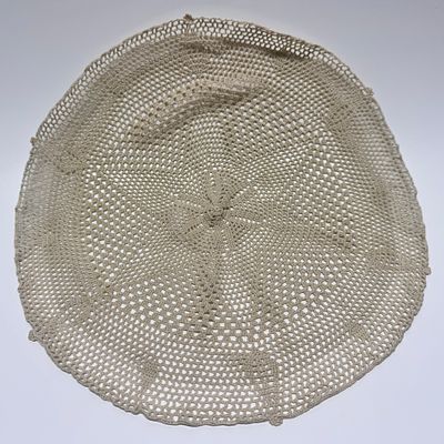 Салфетка, вязанная крючком. СССР, 1970-е гг. Бежевая, круглая. 
Диаметр – 43 см. 
№ 9 ВА 