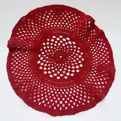 Салфетка, вязанная крючком. СССР, 1970-е гг. 
Диаметр – 25 см. Красная. 
№ 13 ВА