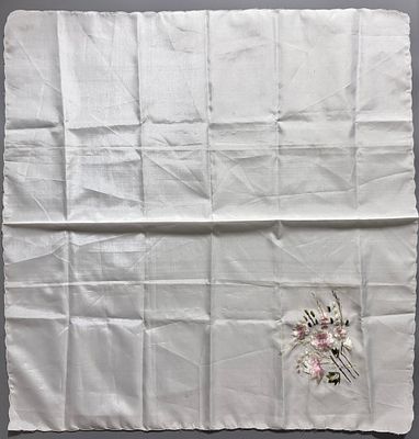 Скатерть &laquo;Цветы&raquo;. Китай, 1970-е гг. Ручная вышивка гладью. 
Размер: 77х80 см. 
№ 15 ВА 