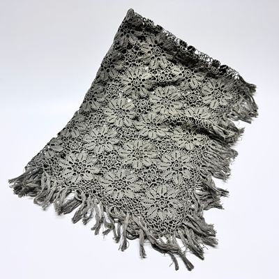 Скатерть с кистями. СССР, 1960-е гг. Кружево. 
Размер: 60х100 см. 
№ 17 ВА