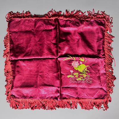 Наволочка &laquo;Лотос&raquo;. Китай, 1950-е гг. Шелк, ручная вышивка гладью, бахрома. Наволочка 