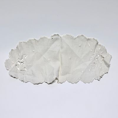 Салфетка. СССР, 1930-е гг. Ручная вышивка. Салфетка овальная. СССР, 1930-е гг. Ручная вышивка. 