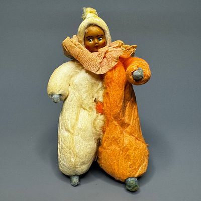Елочная игрушка &laquo;Ребенок в костюме клоуна&raquo;. СССР, 1930-1950-е гг. Вата, клейстер, папье-маше 