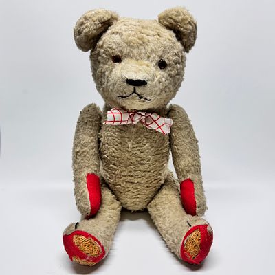 Мягкая игрушка &laquo;Медведь&raquo;. Франция, 1950-е гг. Солома (внутри). С клетчатым бантом. 
Высота – 62 