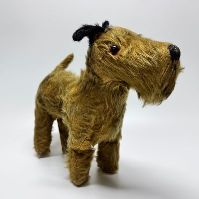 Мягкая игрушка &laquo;Собачка&raquo;. Россия, 1950-е гг. Плюш, мохер. Глаза - стекло. 
Размер: высота – 25 