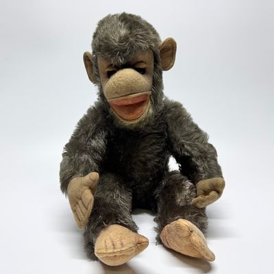 Мягкая игрушка &laquo;Обезьяна&raquo;. ГДР, 1960-е гг. Фетр, искусственный мех. 
Высота – 42 см. 
Из 