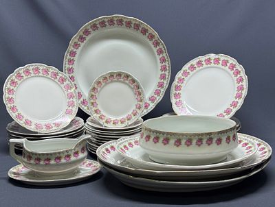 Сервиз &laquo;Розы&raquo;. РСФСР, Дулево, 1925-29-е гг. Фарфор, деколь, золочение. Сервиз обеденный &laquo;Розы&raquo;. 