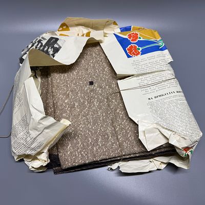 Отрез ткани на костюм. СССР, 1970-е гг. Шерсть. Завернуто в газету эпохи. 
№ 400