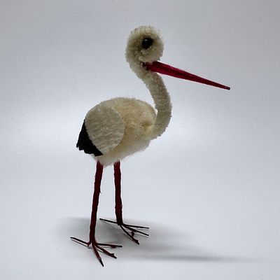 Елочная игрушка &laquo;Аист&raquo;. СССР, 1950-е гг. Проволока, тексиль. 
Высота – 12 см. Подвес утрачен. 