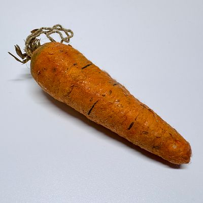 Елочная игрушка &laquo;Морковь&raquo;. СССР, 1940-1950-е гг. Вата, роспись. 
Длина - 10 см. 
№ 66 