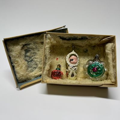 Елочные игрушки. 3 шт. СССР, 1950-1970-е гг. Стекло, роспись. 
1. Елочная игрушка – шар 