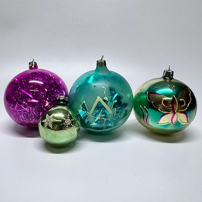 Елочные игрушки. Шары. 4 шт. СССР, 1970-1980-е гг. 
1. Шар &laquo;Елки&raquo; - 10 см. (мишура) 
2. 