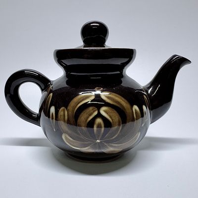 Чайник &laquo;Цветок&raquo;. СССР, Гжель, 1980-е гг. Керамика. 
Высота – 16 см. Скол снизу носика (см. фото).