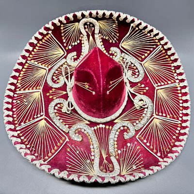 Сомбреро. Мексика, 1970-е гг. Искусственный бархат, серебряная нить, пайетки. 
Размер: 58х46 см.