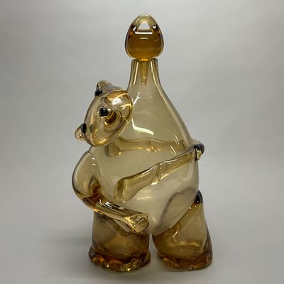 Штоф &laquo;Медведь с гирей&raquo;. СССР, 1970-е гг. Стекло. 
Высота – 25 см. Микросколы на горлышке и 