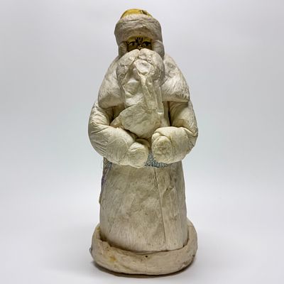 Дед Мороз. СССР, 1950-е гг. Вата, роспись. 
Общее загрязнение. 
Высота – 33 см.