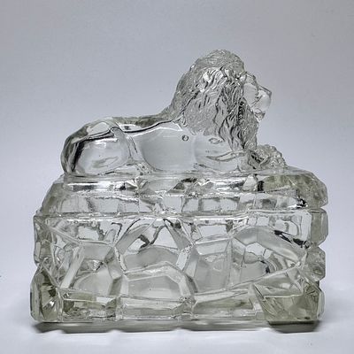 Шкатулка &laquo;Лев&raquo;. Англия, конец XIX века. Стекло. 
Размер: высота – 13 см.; 14х8,2 см. 
