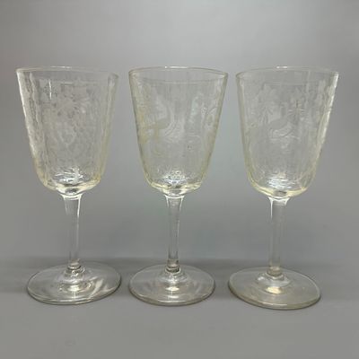 Бокалы &laquo;Жар-птица&raquo;. 3 шт. Европа, XIX в. Стекло, гравировка. Бокалы &laquo;Жар-птица&raquo;. 3 шт. Европа 