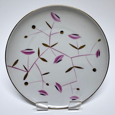 Тарелка &laquo;Розовая ветка&raquo;. СССР, ЛФЗ, 1960-е гг. Автор: Блак Л.К. Фарфор, роспись, золочение. Тар 