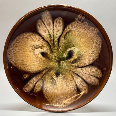 Тарелка. СССР, 1970-е годы. Керамика. 
Диаметр – 22,3 см. Скол на основании с оборота.