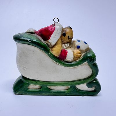 Елочная игрушка &laquo;Щенок в рождественских санях&raquo;. Европа, 1970-1980-е гг. Бисквит, роспись. 