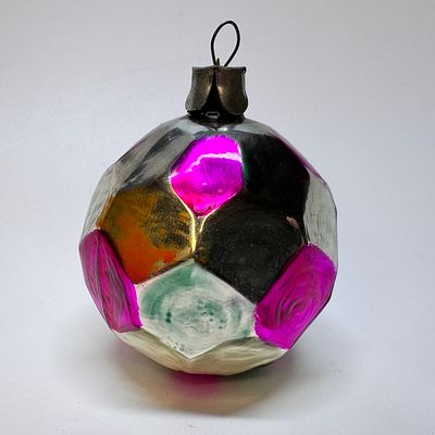 Елочный шар. СССР, 1960-1970-е гг. Стекло, роспись. 
Высота - 7 см.