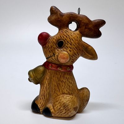 Елочная игрушка &laquo;Рождественский олень&raquo;. Европа, 1970-1980-е гг. Бисквит, роспись. 
Высота - 8 см.