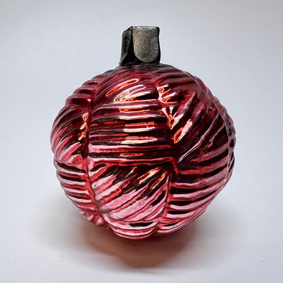 Елочный шар. СССР, 1960-е. Стекло, роспись. 
Скол (см. фото). Высота - 6 см.