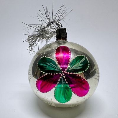 Елочный шар &laquo;Цветок&raquo;. СССР, 1970-е гг. Стекло, роспись. 
Высота - 9 см.