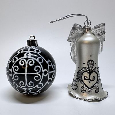 Елочные игрушки. Шар орнаментальный и колокольчик. 2000-е гг. Пластик. 
Высота шара – 8 см. 