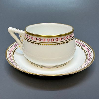 Чайная пара. Россия, СПб, з-д бр. Корниловых, 1861-1884 гг. Фарфор, роспись, золочение. Чайная 