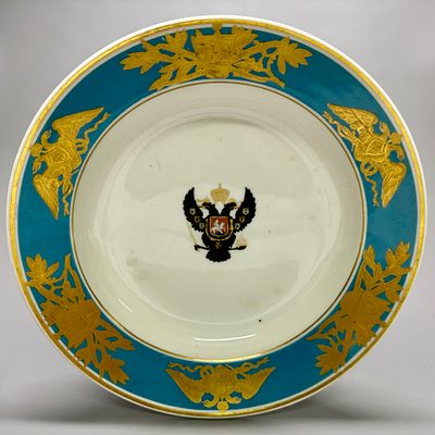 Тарелка с гербом. Россия, ИФЗ, период Николая I (1825-1855 гг.). Фарфор, роспись, золочение 