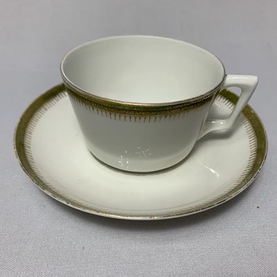 Чайная пара. Россия, т-во М.С. Кузнецова в Твери, нач. ХХ в. Фарфор, роспись золотом. Чайная 