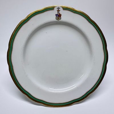 Тарелка с гербом дворян Хариных. Российская Империя, XIX в. Фарфор, роспись, золочение. Белье – 