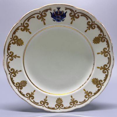 Тарелка с гербом рода графа Панина. Россия, ИФЗ, период Николая I (1825-1855). Фарфор, роспись 