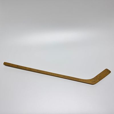 Клюшка сувенирная с оригинальными автографами хоккейной команды ЦСКА (возможно сборная СССР). 
