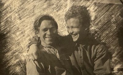 Фотография &laquo;Два друга&raquo;. Ташкент. 1928 г. 
Размер: 5,5х8,7 см. 
Надпись на обороте фотографии: 