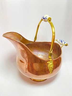 Большой Голландский зольник XX века с керамическими ручками и накладными барельефами голов