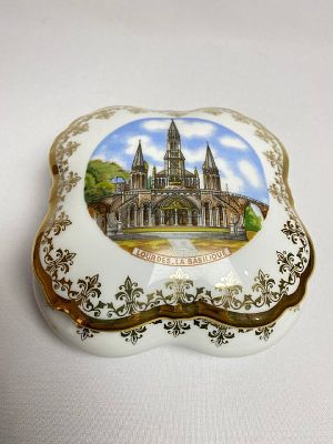 Фарфоровая шкатулка в позолоте и изображением замка, производство Франция LIMOGES. Материал