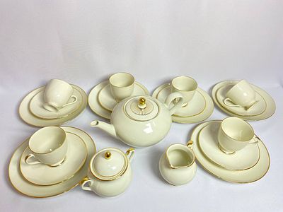 Чайный сервиз на 6 персон из 21 предмета, изготовлен из костяного фарфора с позолотой.