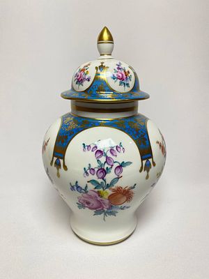 Антикварная фарфоровая ваза с крышкой, чайница, имбирница с ручной росписью. Производство 