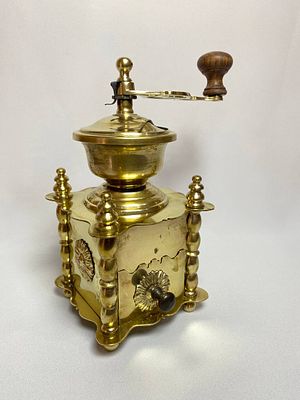 Ранняя тяжёлая бронзовая кофемолка с накладными эдельвейсами производство Германия. Время 