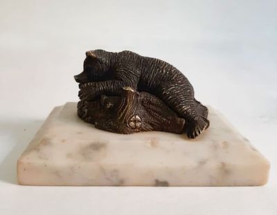 Пресс-папье &laquo;Медведь&raquo;. Бронза, камень, Россия.
Размер 12,5*9 см.
Присутствуют следы бытования.