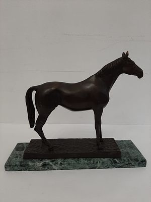 Конь" основание мрамор, бронза патинированная 
, размер 31*9,5*25,5см 
скульптор-анималист 