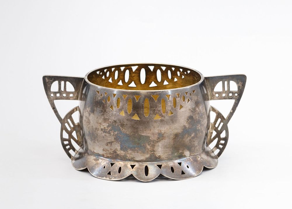 Конфетница в нео-русском стиле
Серебро 84 пробы, литье, штамп, выпиловка, монтировка 