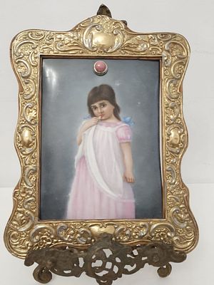Фарфоровый пласт в старинной деревянной раме, конец XIX века.
Подставка бронза, дерево украшено 