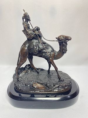 Бронзовая статуэтка изображающая воинствующего бедуина верхом на верблюде, производство Франция 
