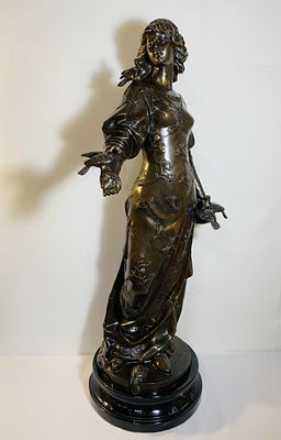 Большая бронзовая статуэтка производство Франция. Материал бронза, литьё, подставка мрамор. 