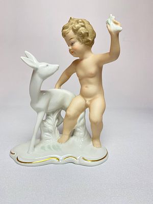 Фарфоровая статуэтка (фигурка) "Путти с косулей" или "Путти с олененком", ручной росписи 